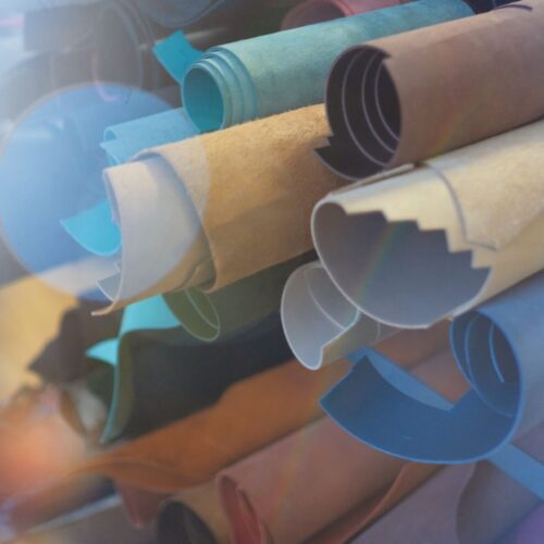 À PROPOS A vibrant arrangement of rolled colored papers creating an artistic visual impact.